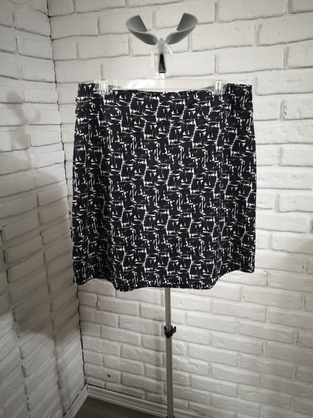 Seg'ments Luxe Ladies Size Large Black & White Pattern Elastic Waist Skorts